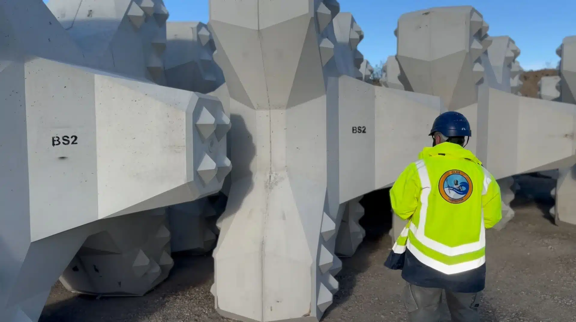 Inspecteur CLAS devant des blocs artificiels BS2 sur la digue d’Argelès-sur-Mer